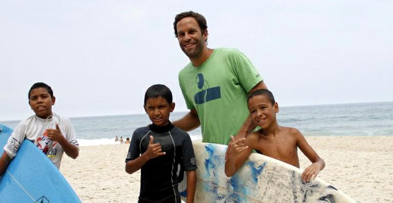 No Rio, Jack Johnson participa de ação ecológica e recolhe lixo na praia