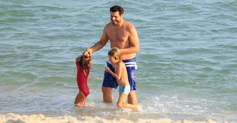 Thiago Lacerda curte dia de praia ao lado da mulher e filhos
