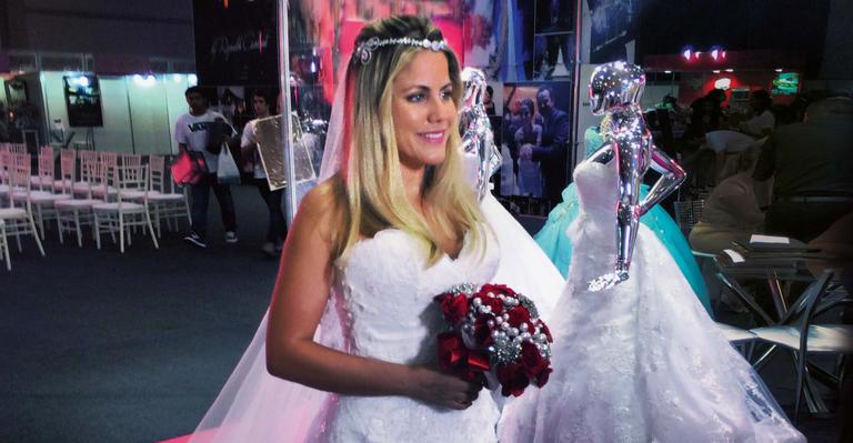 Marina Mantega se veste de noiva durante visita em feira