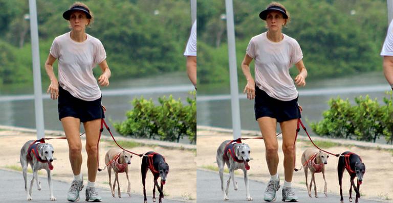 Betty Gofman passeia com seus cachorros e fala da força de sua família