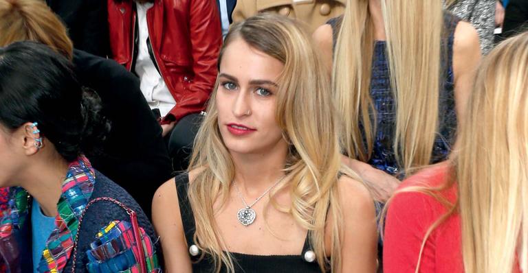 Alice Dellal é o rosto da campanha de óculos da Chanel