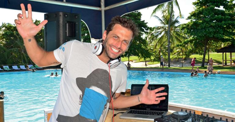 Henri Castelli encara dia de dj e empolga convidados