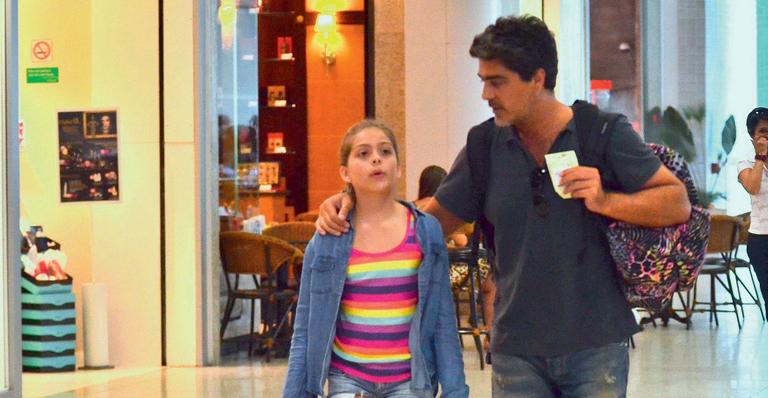 Junno Andrade embarca no aeroporto do Rio ao lado da filha