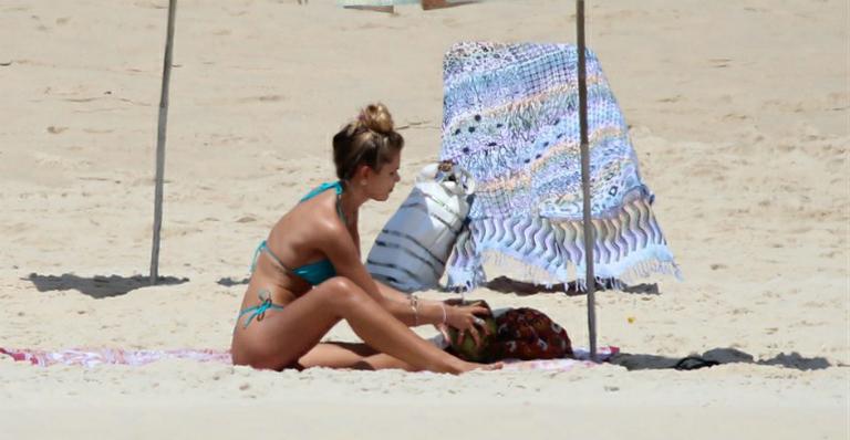 De biquíni azul, Yasmin Brunet curte praia no Rio de Janeiro