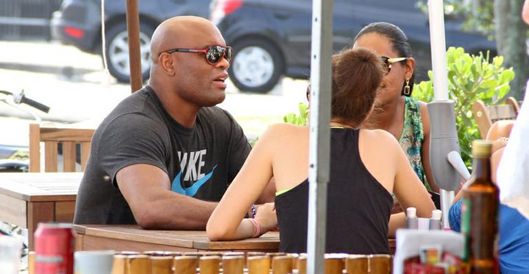 Anderson Silva, que se prepara para voltar ao octógono, almoça com a família no Rio
