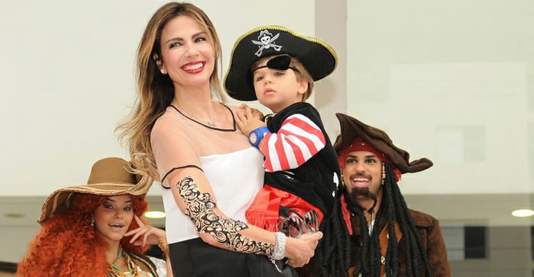 Luciana Gimenez faz festa pirata para o filho, Lorenzo