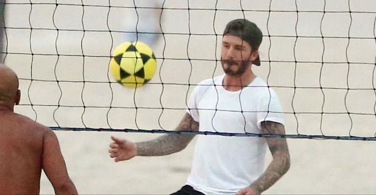 Em visita ao Rio, David Beckham jogou futevôlei na praia de São Conrado