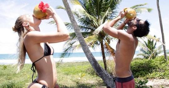 Candice Swanepoel experimenta água de coco durante visita ao país
