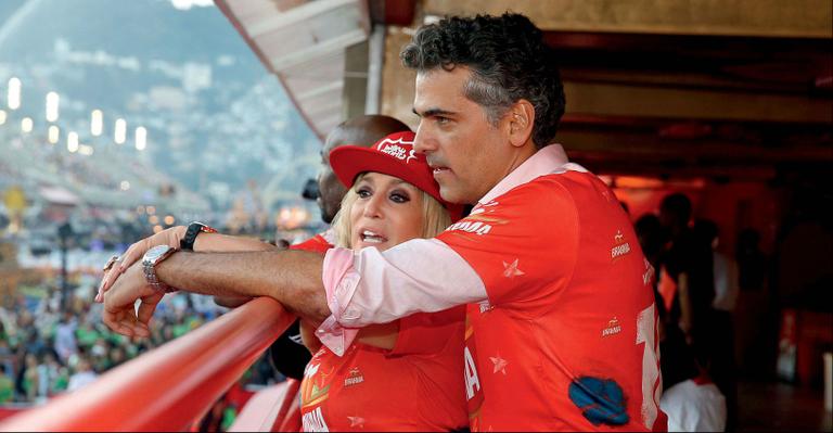 Solteira há três meses, Susana Vieira beija o político Marcio Gustavo Reis no desfile das campeãs