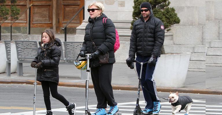 Hugh Jackman anda de patinete com a família durante frio de Nova York