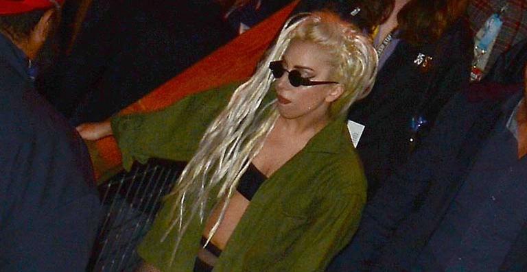 Após ser ‘vomitada’ em show, Lady Gaga posa nua em banheira