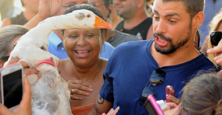 Rodeado por fãs, Cauã Reymond se assusta com ganso em gravação