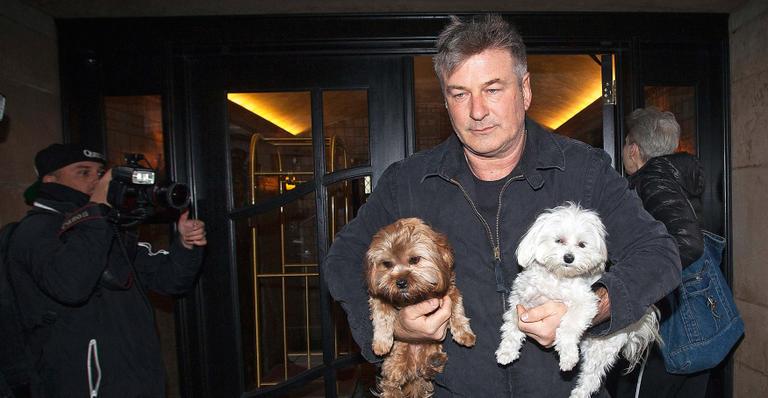 Alec Baldwin passeia em Nova York com seus cachorrinhos de estimação