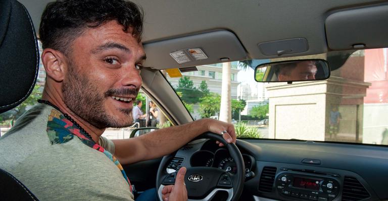 Kiko Pissolato e Jair Rodrigues retiram o carro que ganharam na Ilha de Caras