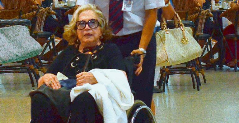 Nathalia Timberg embarca, de cadeira de rodas, no Rio rumo a São Paulo