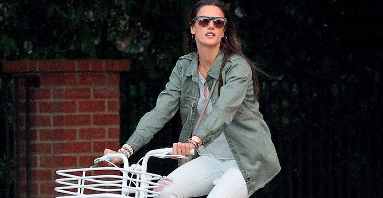 Alessandra Ambrosio pedala com elegância na Califórnia