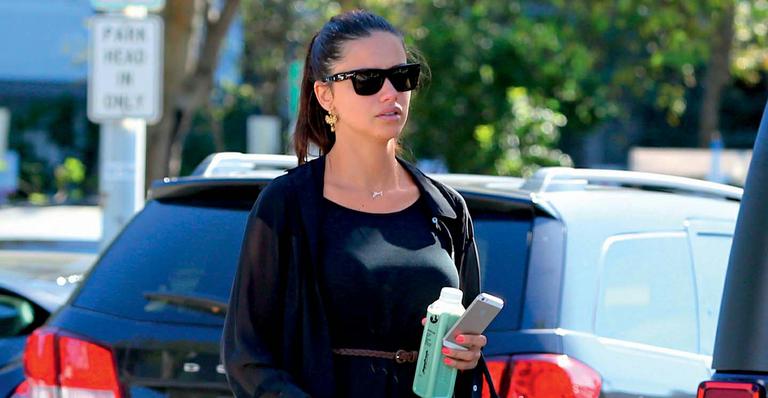 Adriana Lima aposta em pretinho básico para dia de folga