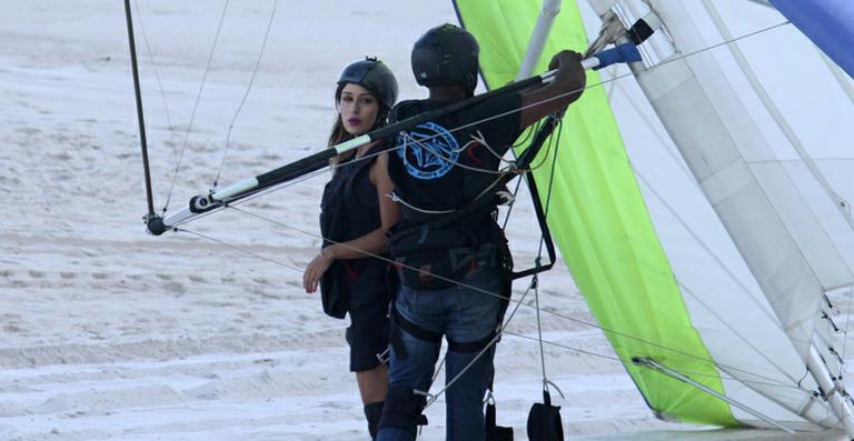 Ex-BBB Letícia Santiago voa de asa-delta no Rio de Janeiro