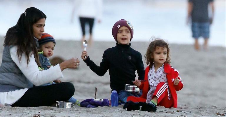 Camila Alves aproveita viagem com Matthew McConaughey e os filhos