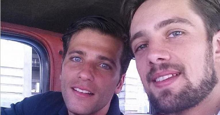 Rafael Cardoso publica foto com Bruno Gagliasso e reclama de calor do Rio