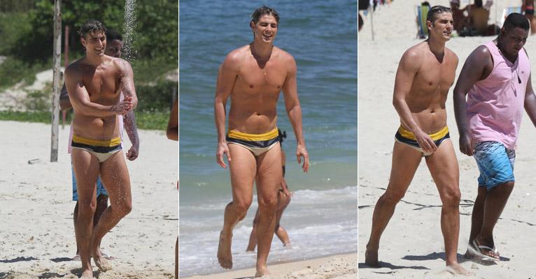 Após gravação, Reynaldo Gianecchini mostra boa forma em banho de mar