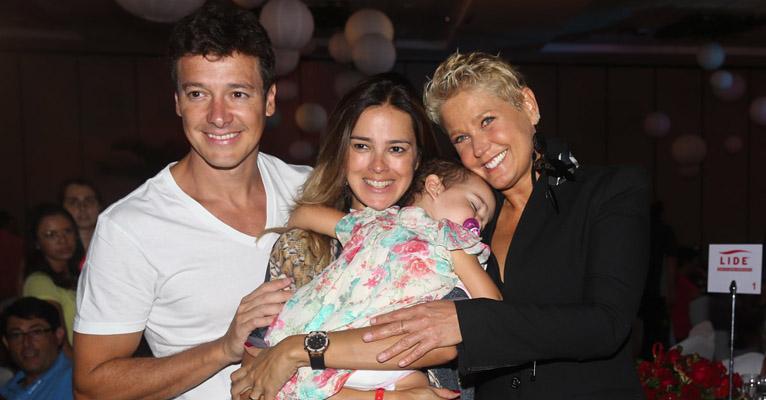 Xuxa recebe homenagem com Junno Andrade e Rodrigo Faro na plateia