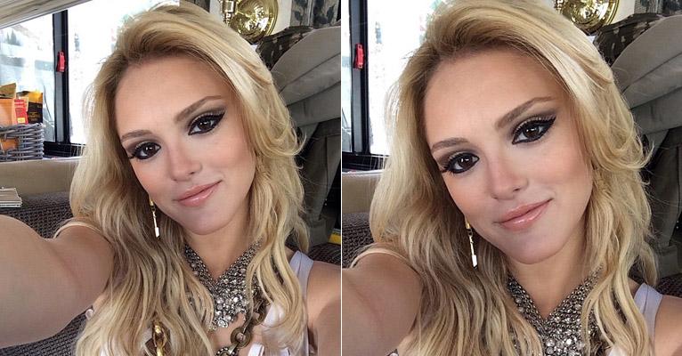 Isabelle Drummond posa caracterizada como sua nova protagonista das 7