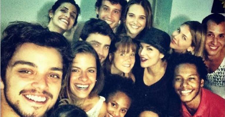 Rodrigo Simas e Juliana Paiva reencontram amigos de “Malhação”