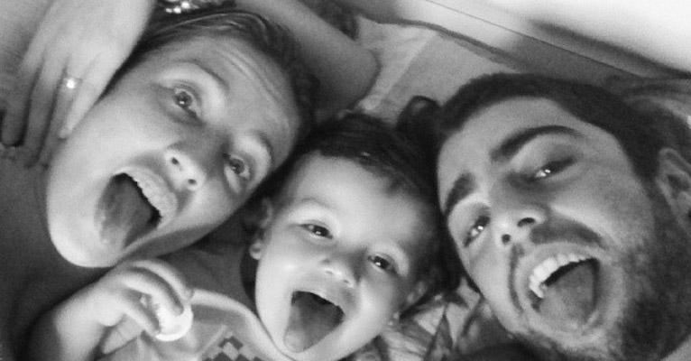 Que fofo! Luana Piovani e o filho Dom fazem careta para foto