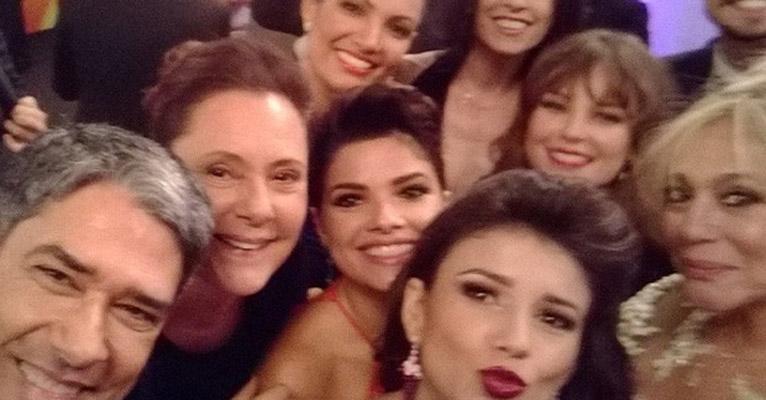 William Bonner e elenco da Globo fazem “selfie” do Oscar