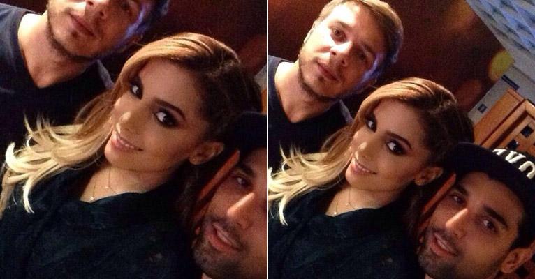 Seis dias após operar o nariz e os seios, Anitta se apresenta no Domingão