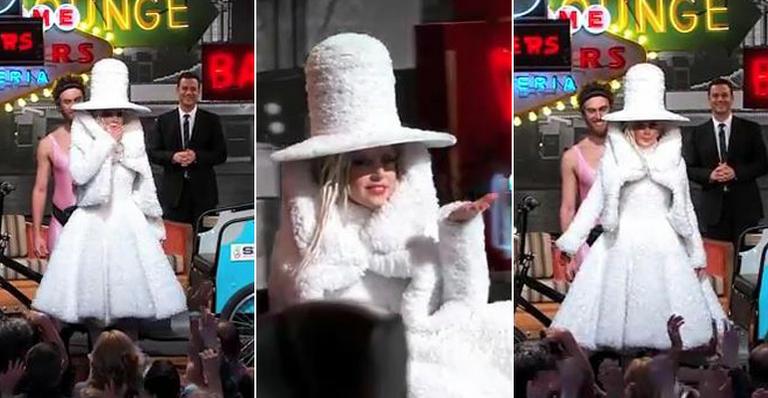 Lady Gaga vai a programa de TV com look feito de coador de café