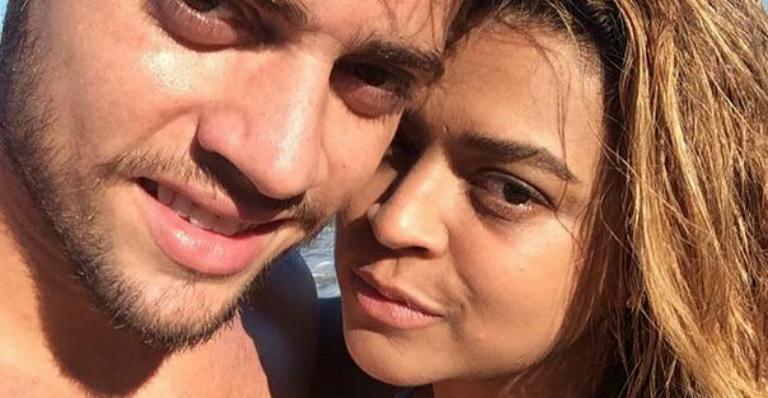 De biquíni, Preta Gil mostra boa forma e beija o noivo em Curaçao