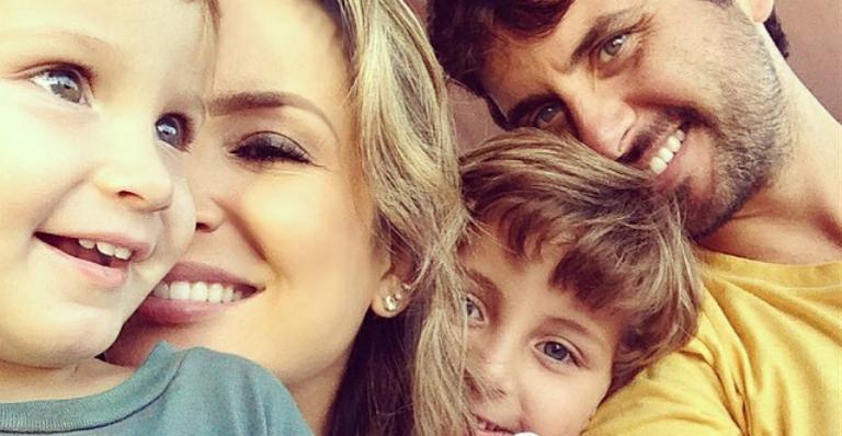 De folga, Claudia Leitte se diverte com o marido e os filhos
