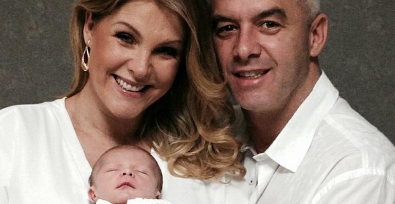 Ana Hickmann mostra o pezinho do filho Alexandre, de um mês