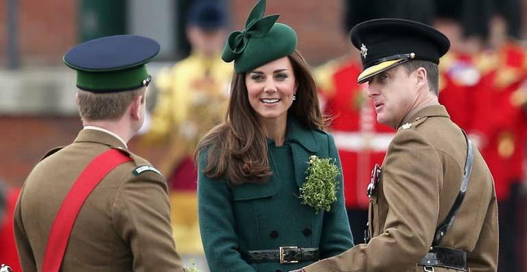 No dia de São Patrício, Kate Middleton entrega trevos para soldados irlandeses