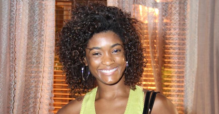 Erika Januza, de Em Família, mantém os cachos lindos com colágeno