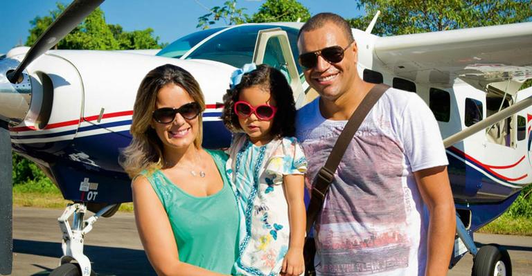 Na Ilha de CARAS, Denílson faz passeio com a mulher, Luciele, e a filha