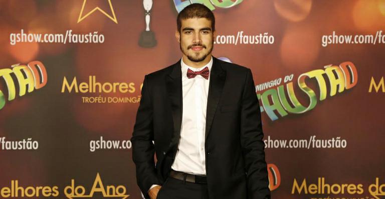 Para Caio Castro, suas declarações sobre teatro e leitura foram mal interpretadas