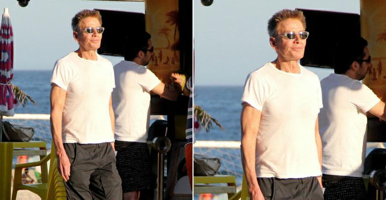Calvin Klein faz caminhada na orla do Rio, de chinelo e sem seguranças
