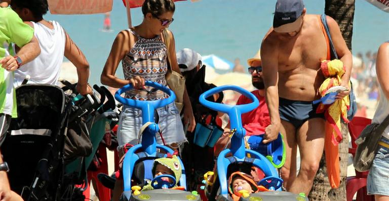 Marcelo Serrado passeia com a mulher e os filhos gêmeos