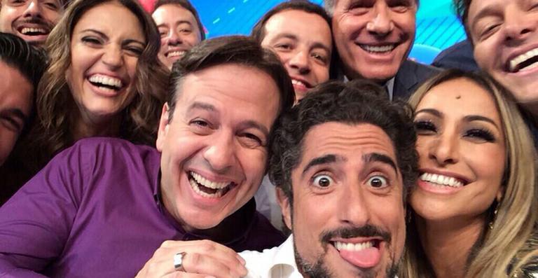 Elenco da Record imita selfie do Oscar