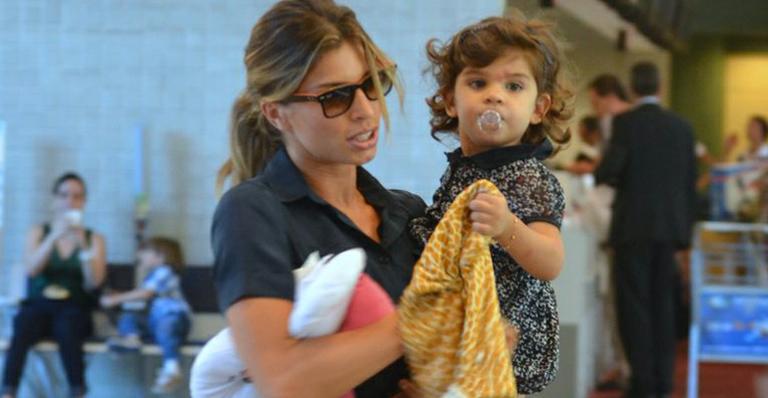 Grazi Massafera brinca com Sofia em aeroporto no Rio de Janeiro
