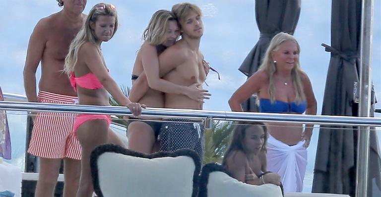 Após rumores de crise, Kate Moss é vista em clima de intimidade com herdeiro de 21 anos
