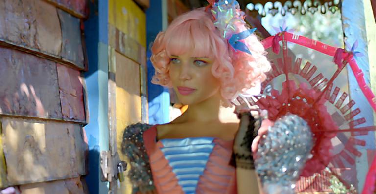 Mudança radical! Bruna Linzmeyer pinta os cabelos de rosa para nova novela