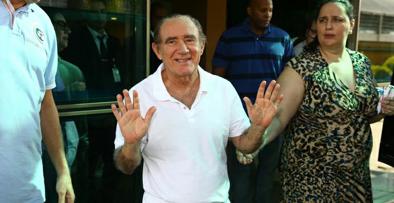 Renato Aragão é transferido de hospital para tratar infecção