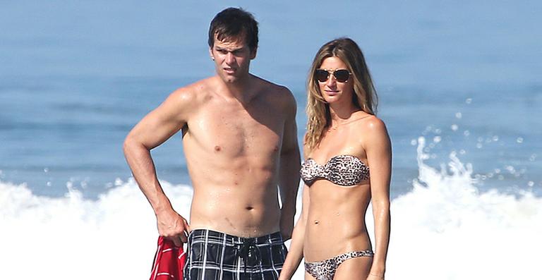 Gisele Bündchen e Tom Brady se divertem com a família na praia
