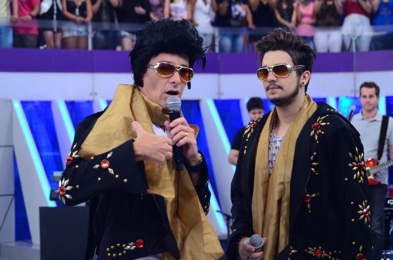 Luan Santana e Rodrigo Faro se fantasiam de Elvis Presley para programa
