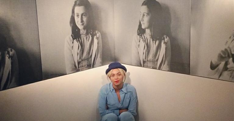 Dia de turista! Beyoncé visita casa de Anne Frank em Amsterdam
