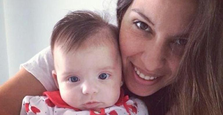 Filha de Henri Castelli aparece em selfie com a mãe, a jornalista Juliana Despirito